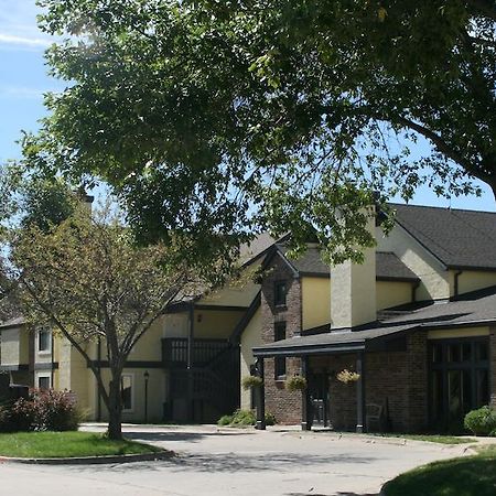 Sterling Hotel And Suites Clive Exterior photo