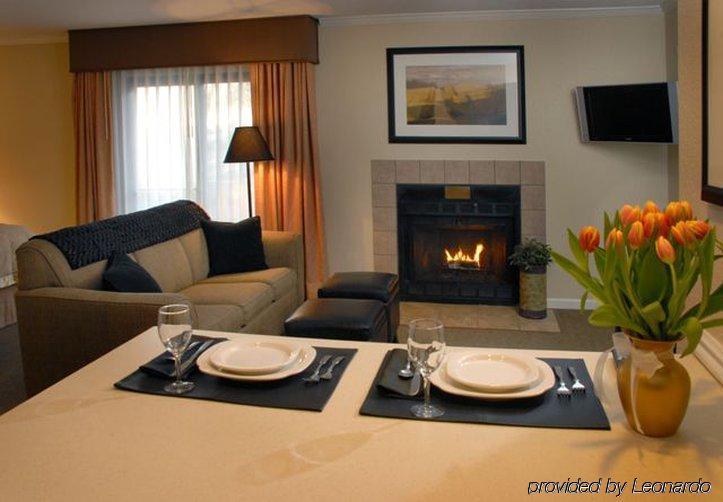 Sterling Hotel And Suites Clive Room photo