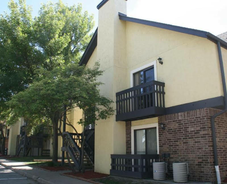 Sterling Hotel And Suites Clive Exterior photo